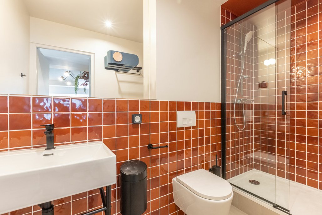 Salle de bain entièrement équipée, couleur orange