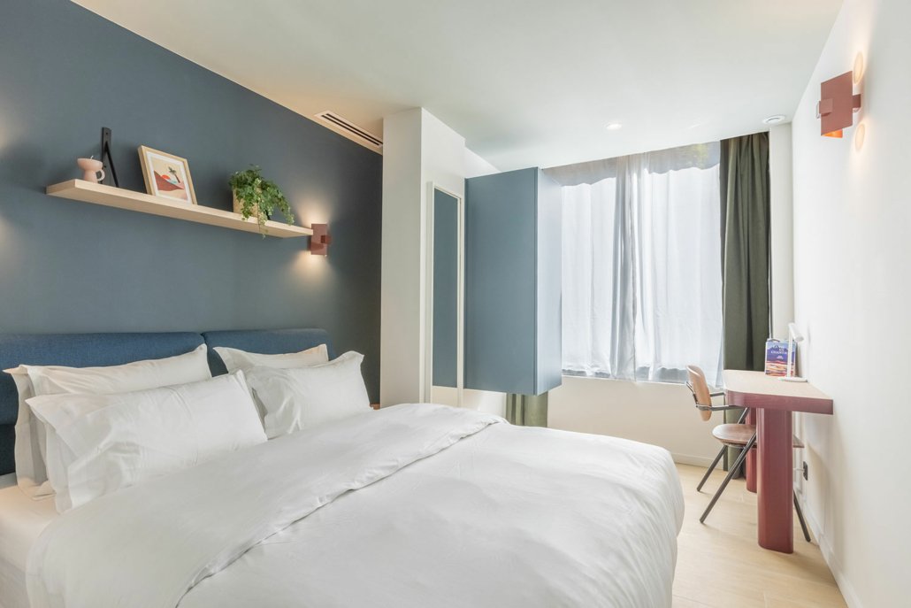 Chambre double bleue, équipée et cosy.