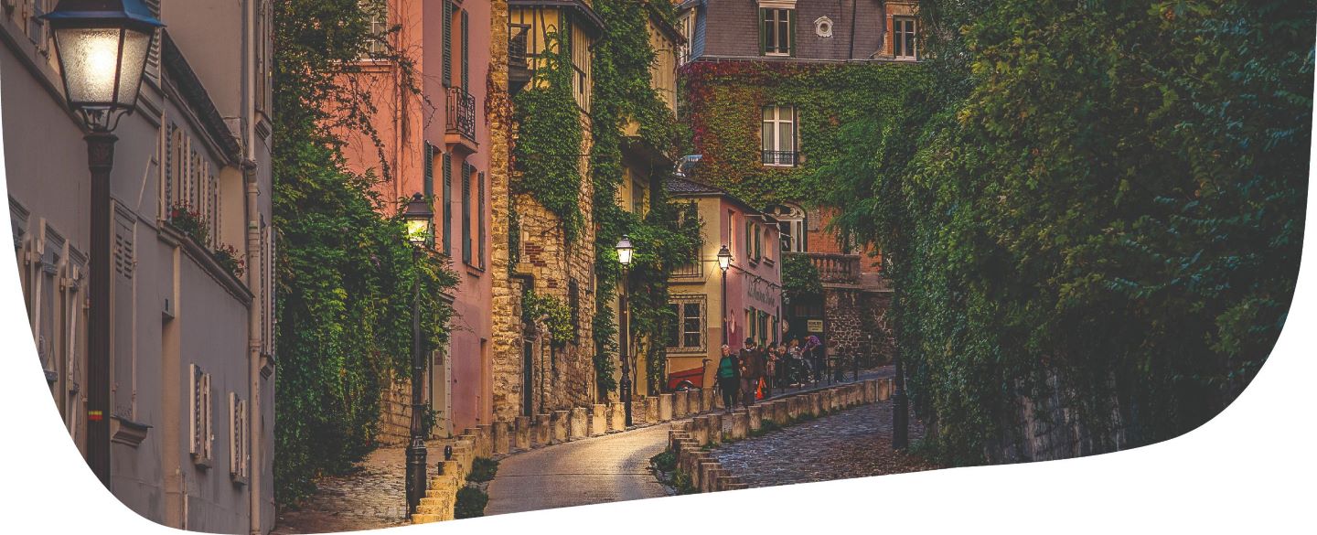Ruelle parisienne avec beaux bâtiments