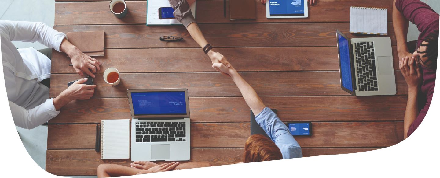 Groupe de personnes travaillant sur ordinateurs