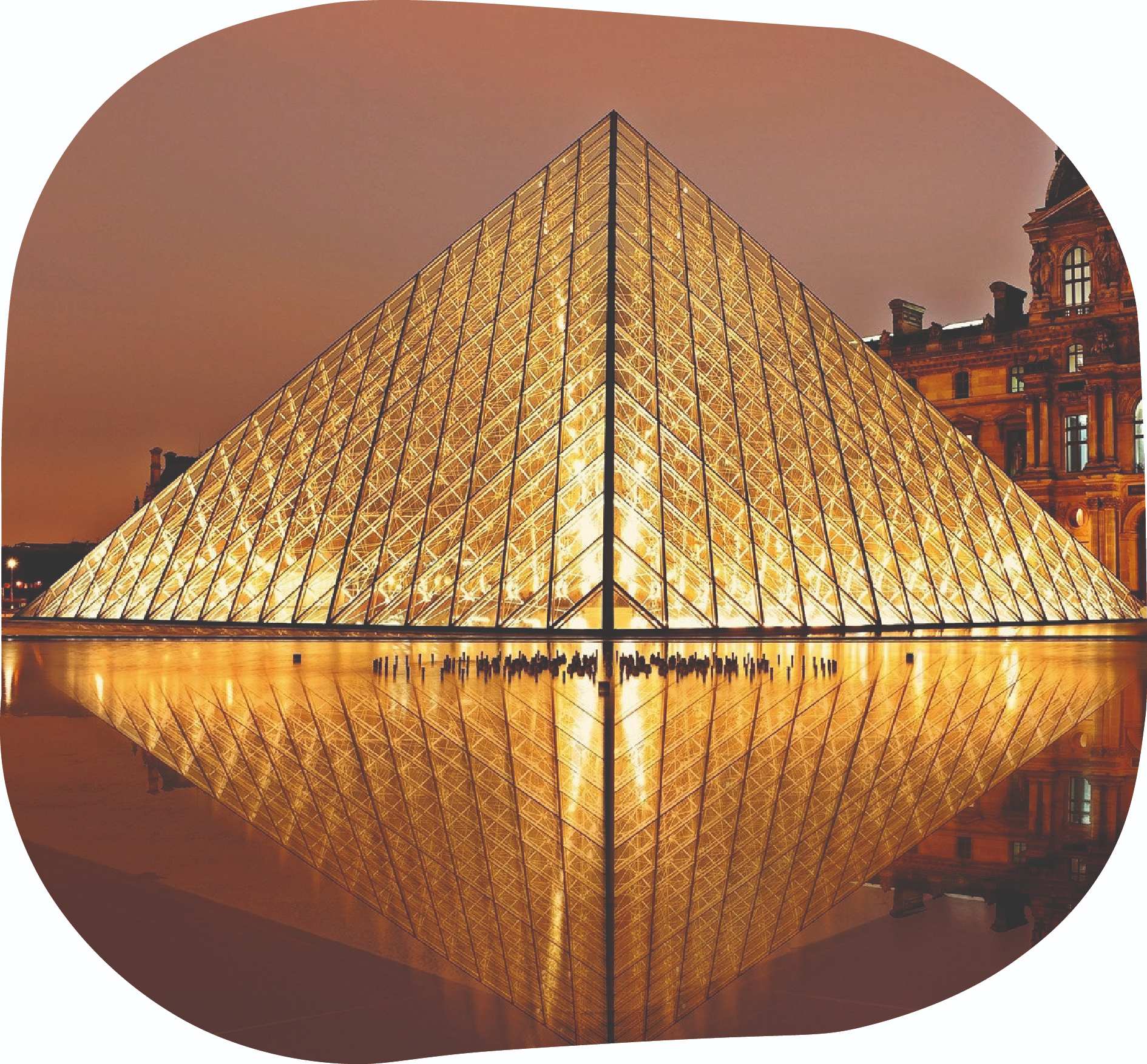 photo de la pyramide du louvre