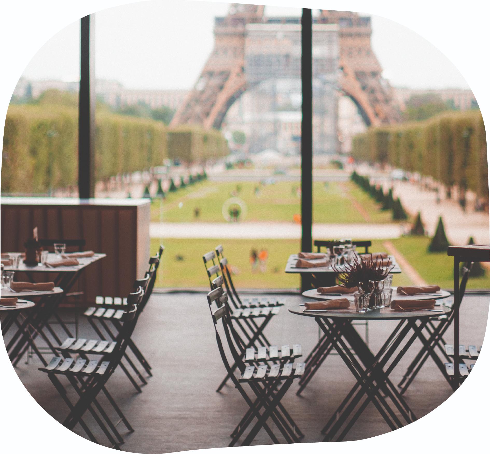 photo d'un restaurant avec vue sur la Tour Eiffel