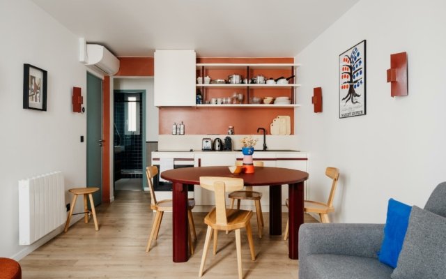 cuisine équipée avec grande table