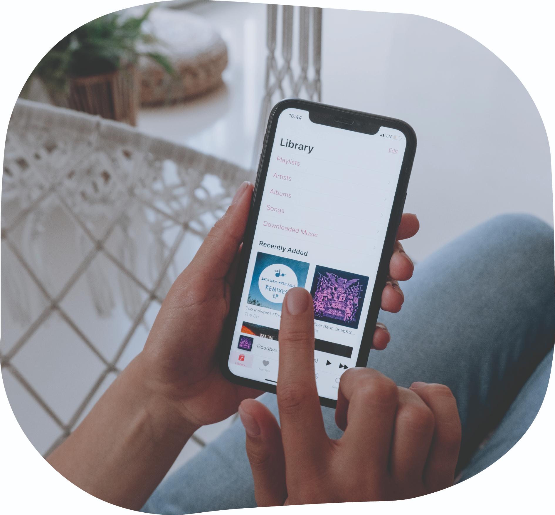 personne cherchant une application dans son téléphone