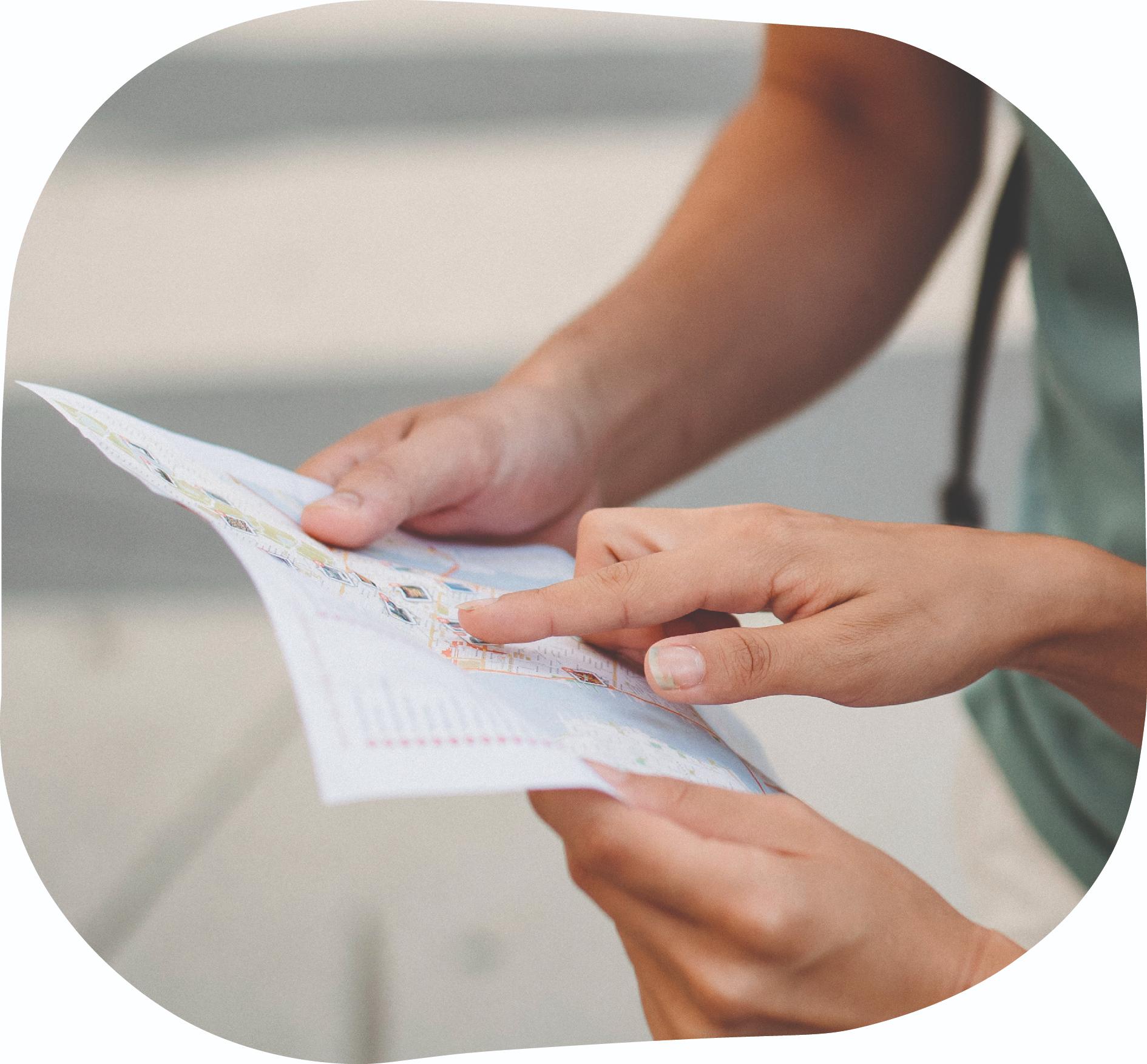 Personne regardant une carte pour se repérer dans la ville