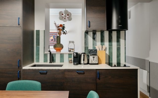 Cuisine équipée avec espace à manger